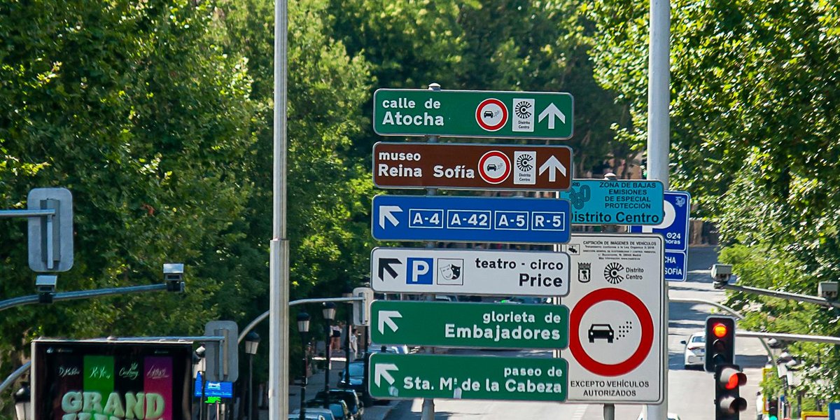 Señalización vertical de la Zona de Bajas Emisiones de Especial Protección Distrito Centro de Madrid, calle de Atocha